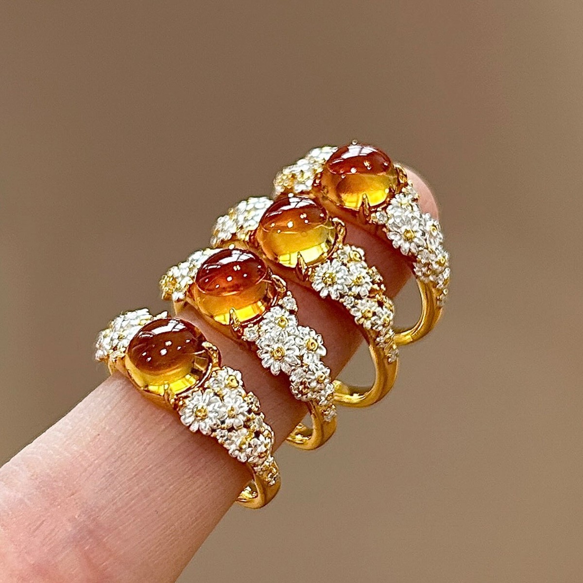 Ring Enamel Dripping Oil Daisy with Tiger Eye Accents Adjustable Floral Band for Daily Wear and Special Occasion Gift High Quality Texture
