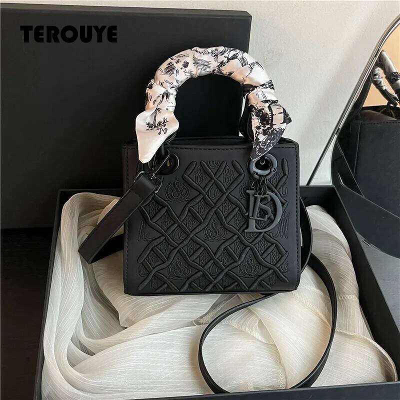 Guofeng Heavy Industry Embroidered Handheld Princess Diana Bag For Women High-End Light Luxury Crossbody Bag New Style TEROUYE