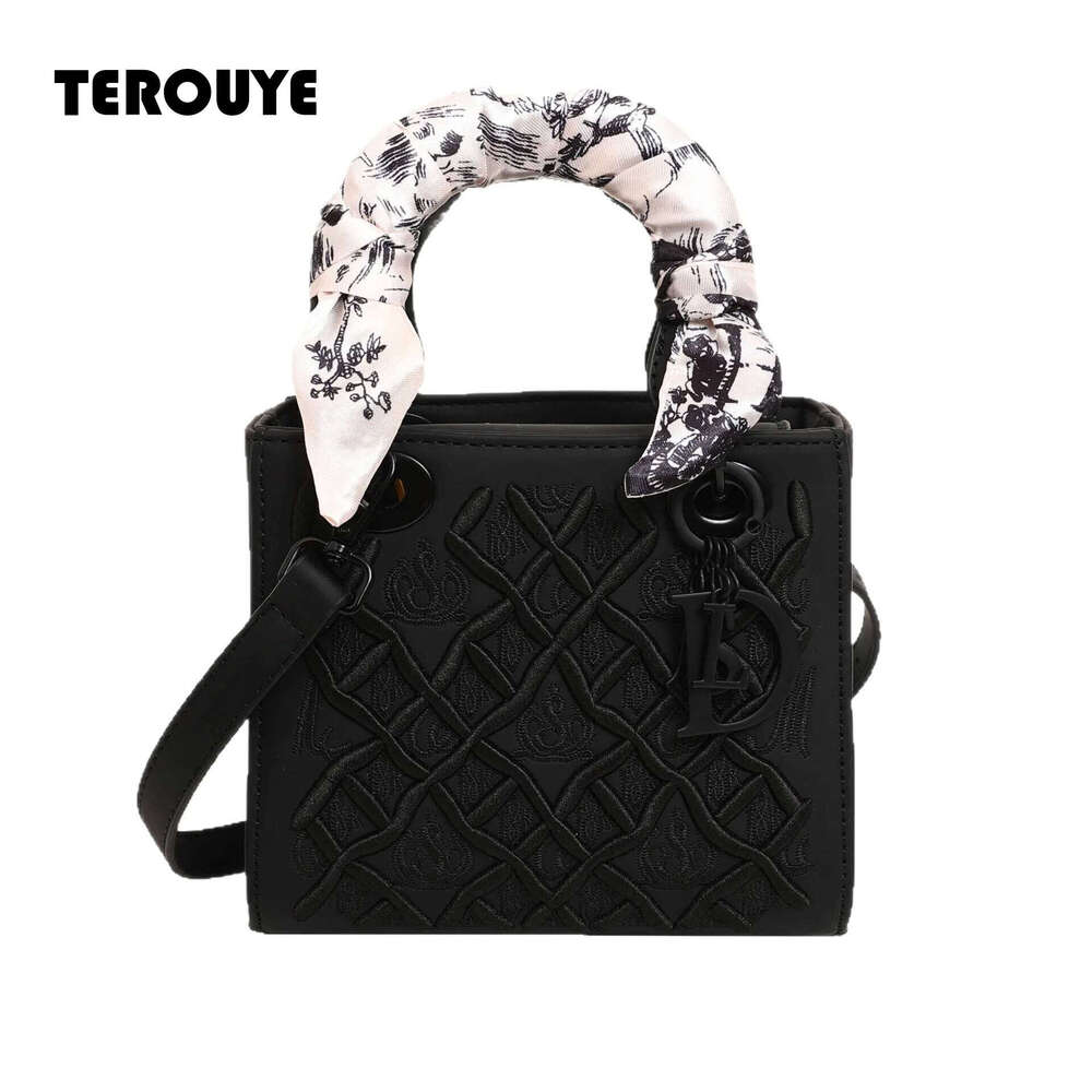 Guofeng Heavy Industry Embroidered Handheld Princess Diana Bag For Women High-End Light Luxury Crossbody Bag New Style TEROUYE