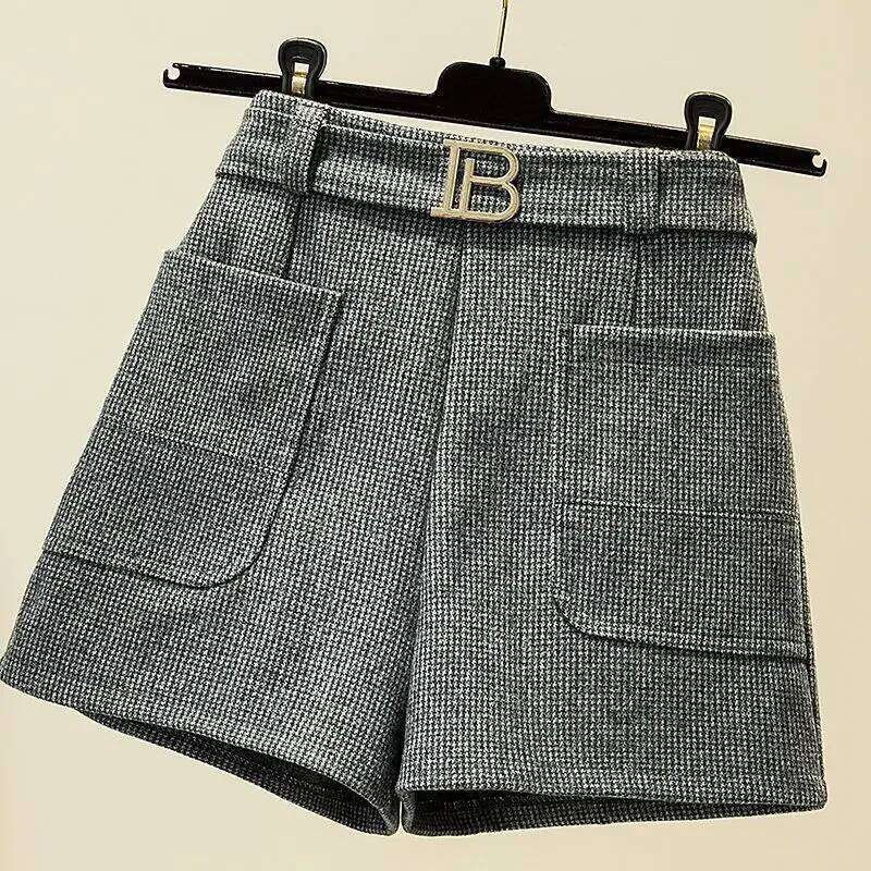 Simplicity Fashion Autumn New Woolen Women Plaid Zipper Pockets Korean Elegant Casual High Waist Loose A-line Wide Leg Shorts XJ260206