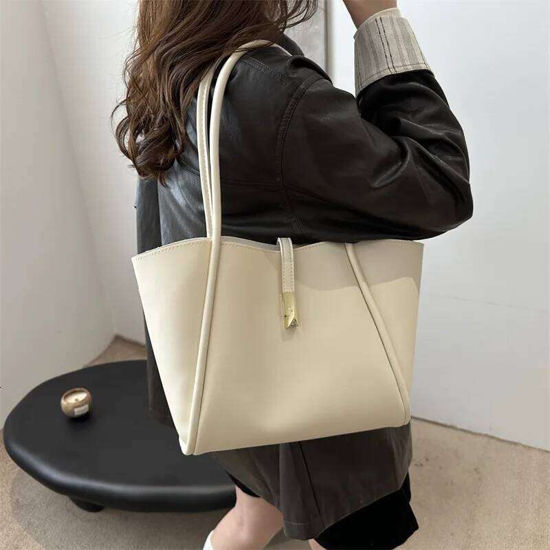 2025 New Early Spring Fashion Simple Retro Casual Large Capacity Commuter Underarm Tote Shoulder Bag Women Handbags Y260205