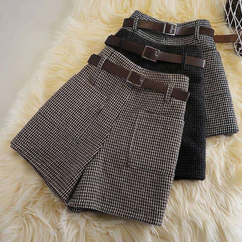 High Waist Plaid Short Women's Autumn Winter Fashion Versatile Slimming Wool Wide Leg Korean Style Outdoor Pants XJ260206