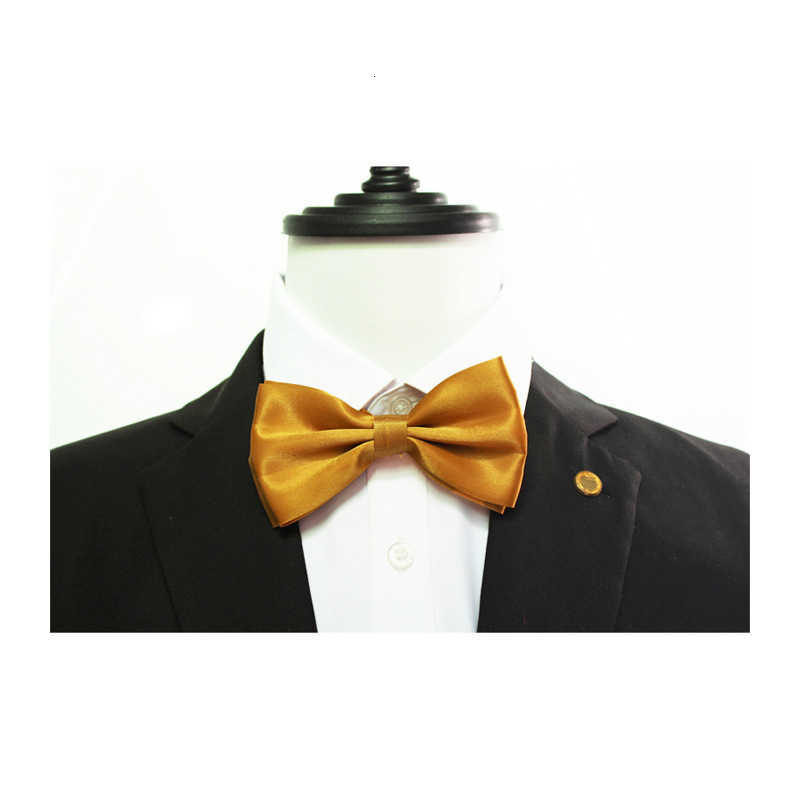 For the groom's wedding, the new groom's best man wears a black suit with a bow tie. It's a large-sized, super-large-sized, elongated v