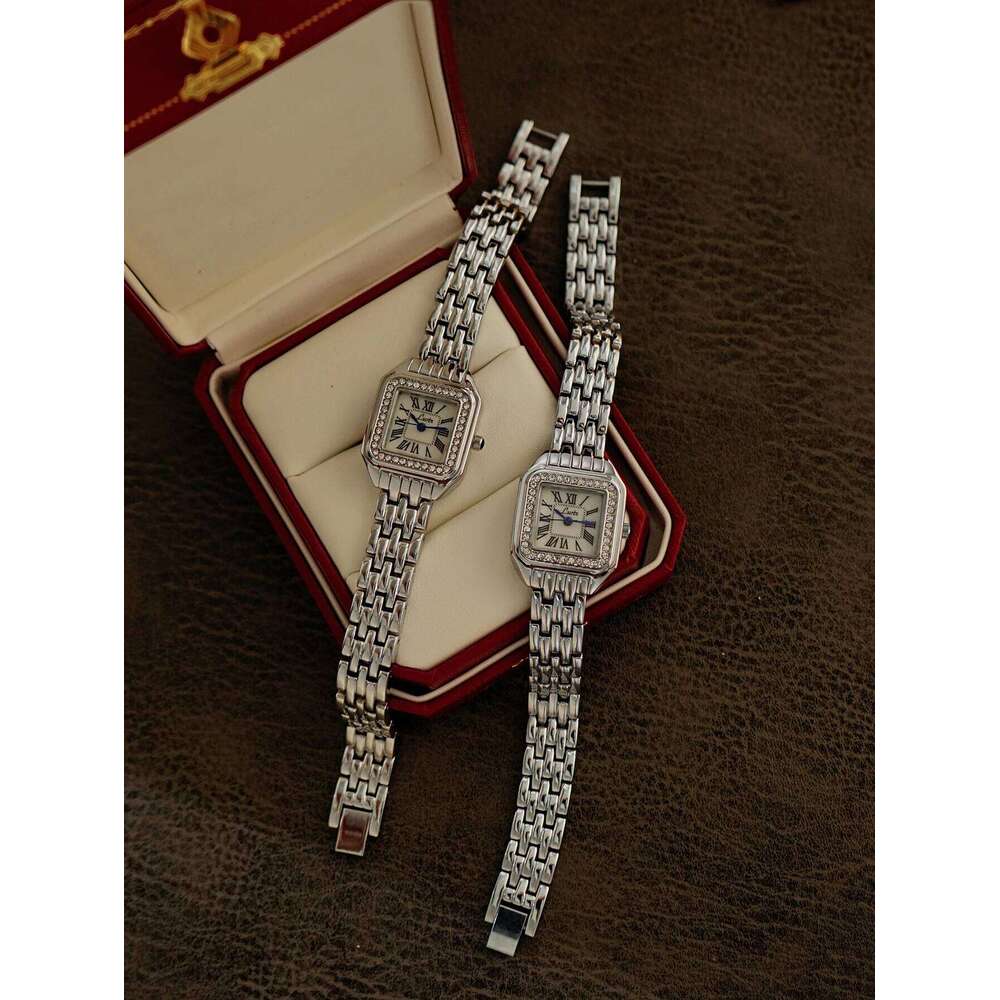 1 Piece of New Golden French Classic Retro Style, High-End, Elegant, Compact Exquisite Inlaid Rhinestones, Bright Eye-Catching Women's Quartz Wat