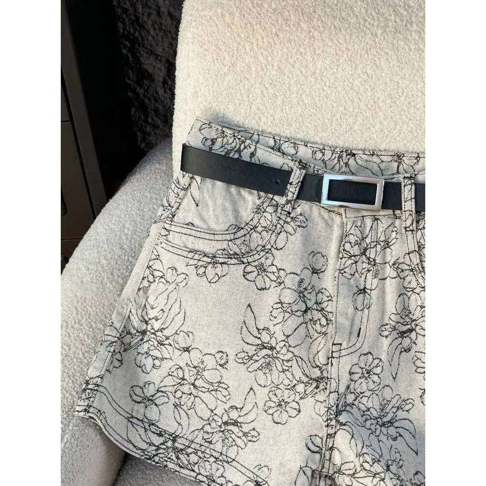 2025 Autumn New High-waisted Denim Women Spice Girls Embroidered Flowers A-word Jean Shorts H260206