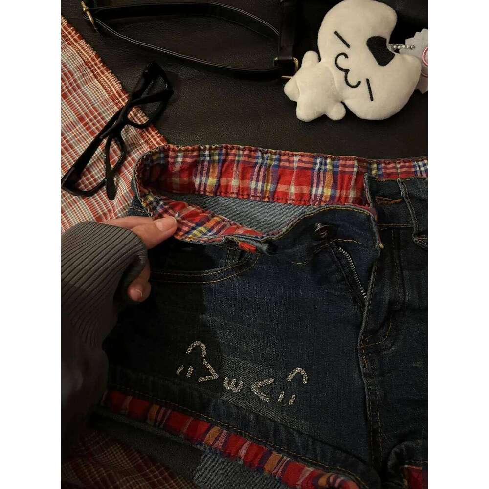 Red Plaid Curled Low-rise Denim Women's Summer New Design Diamond-encrusted Retro Jeans Y2k Shorts C260206