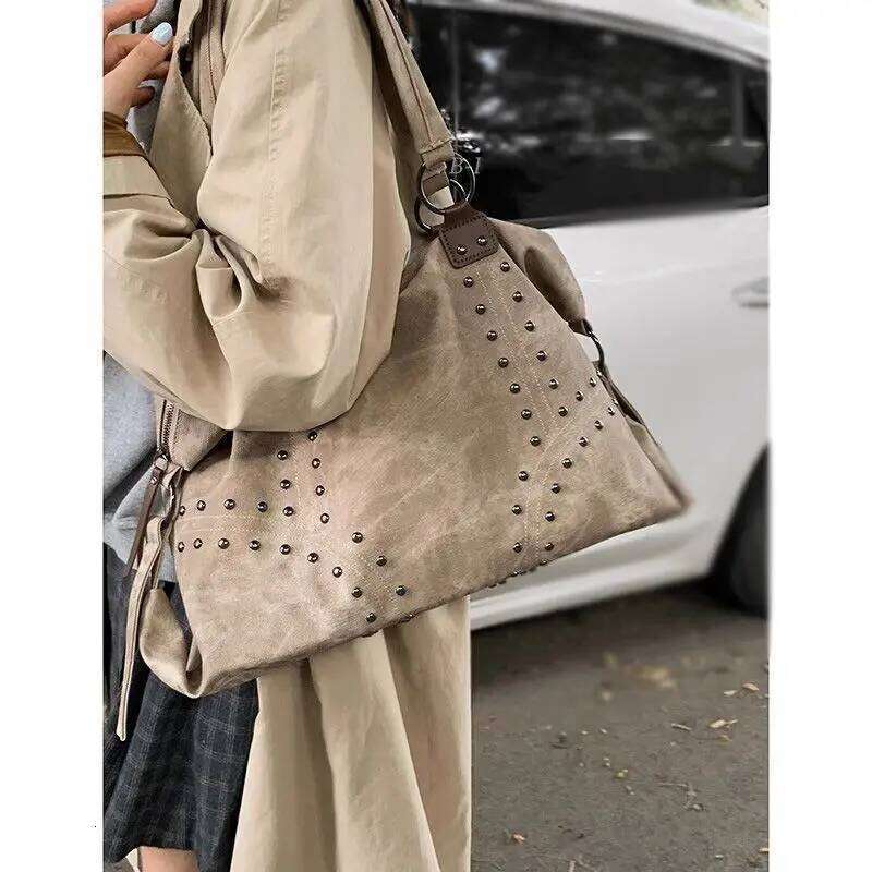 Streetwear Punk Y2k Bags Chic Vintage Commuter Single Shoulder Women 2025 New Rivet Tote Bag Large Capacity Travel Handbag Y260205