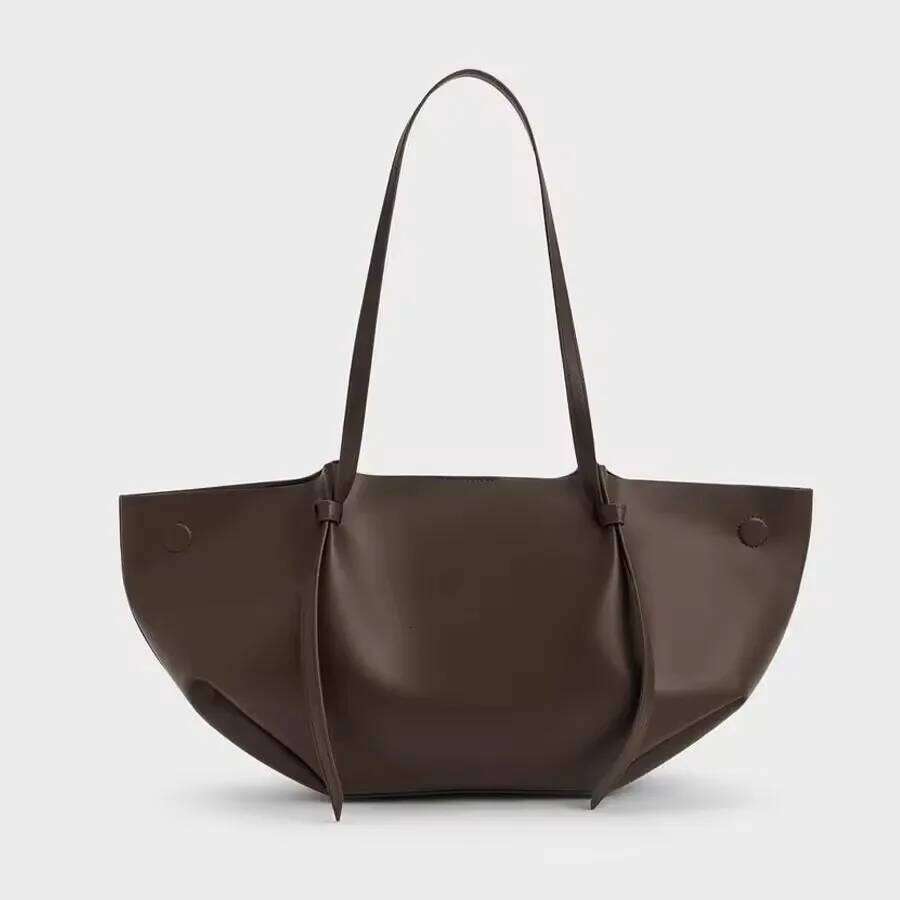 Women's New Rivet Retro Street Motorcycle Original Niche Design shoulder Crossbody Bag Female Tote Handbag Y260205