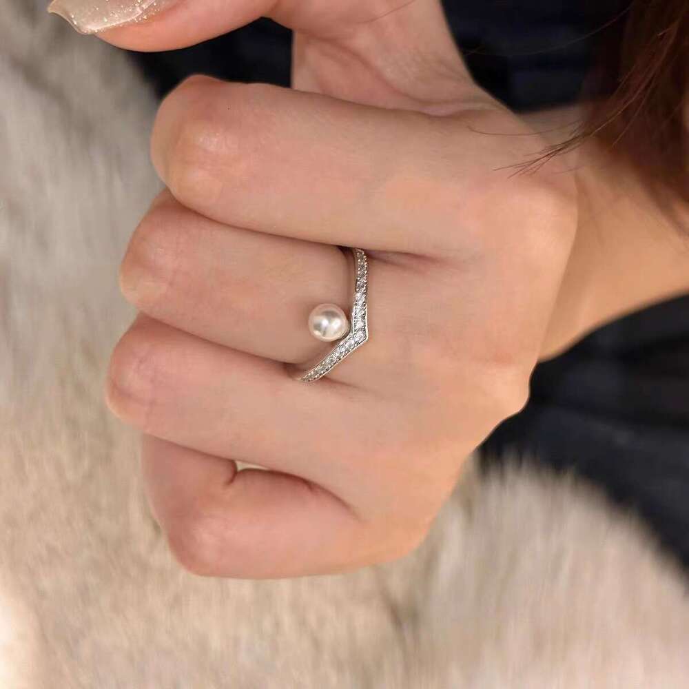 French Paris Style ~ V Diamond Pearl Ring for Women with Zircon Inlay, Light Luxury Niche Design, High-end Feel, Exquisite Adjustable Open Design
