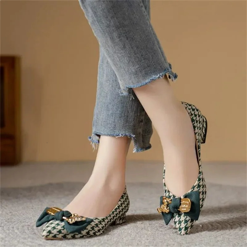 Fashion Rivet Pointed Toe Shallow Women Shoes Spring PU Leather Slip on Basic Casual Flats Female Zapatos De Mujer 260124