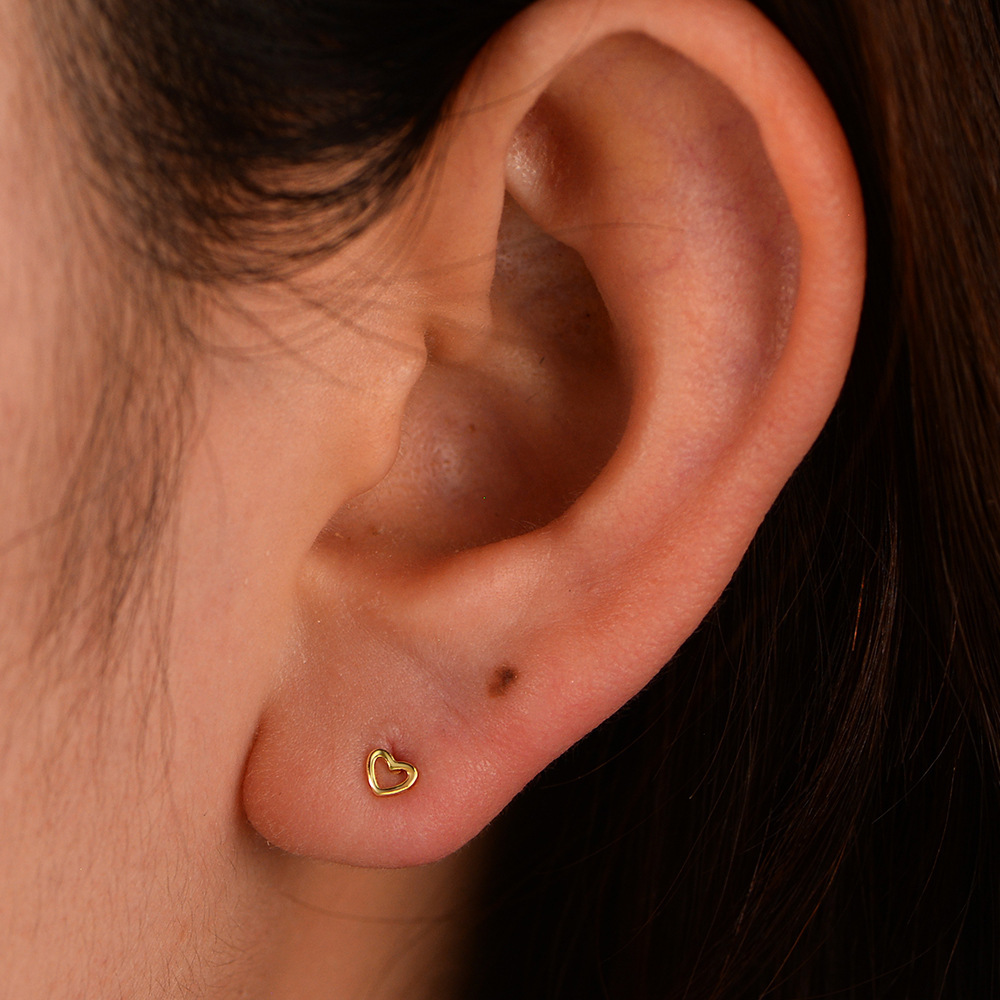 S925 pure silver heart-shaped earrings, simple mini hollow studs, small cartilage earrings