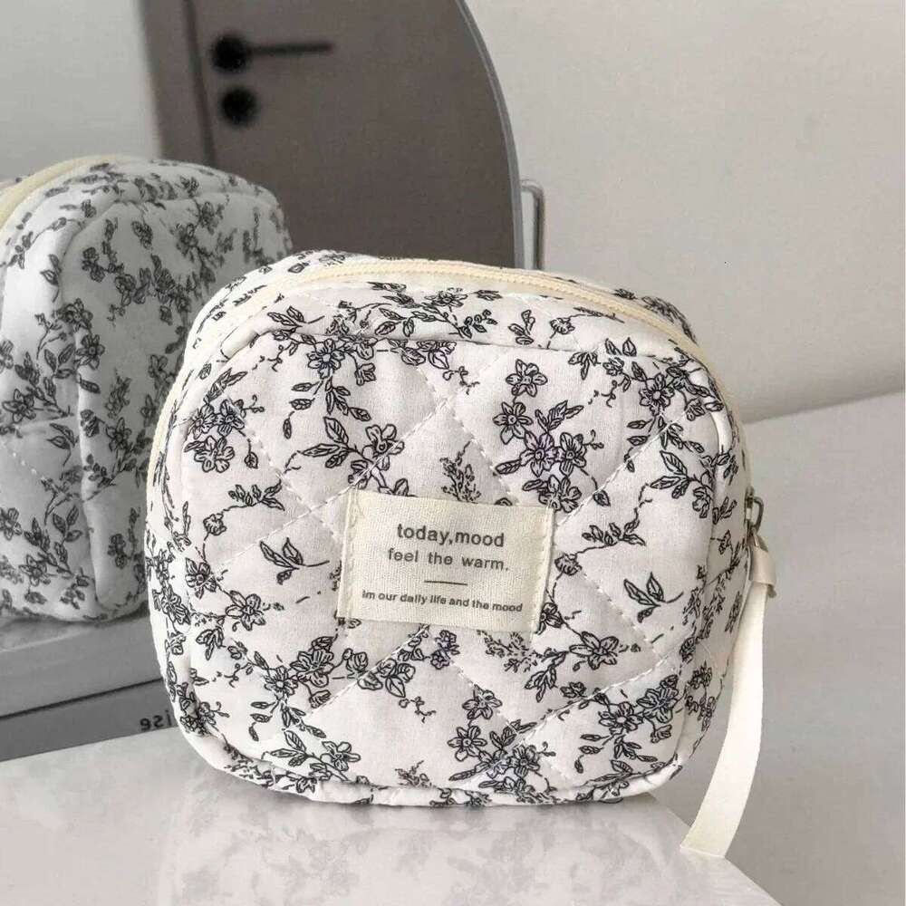 Kawaii Mini Makeup Bag Women Portable Cosmetic Purse for Lipstick Earphone Data Cable Storage Y260206