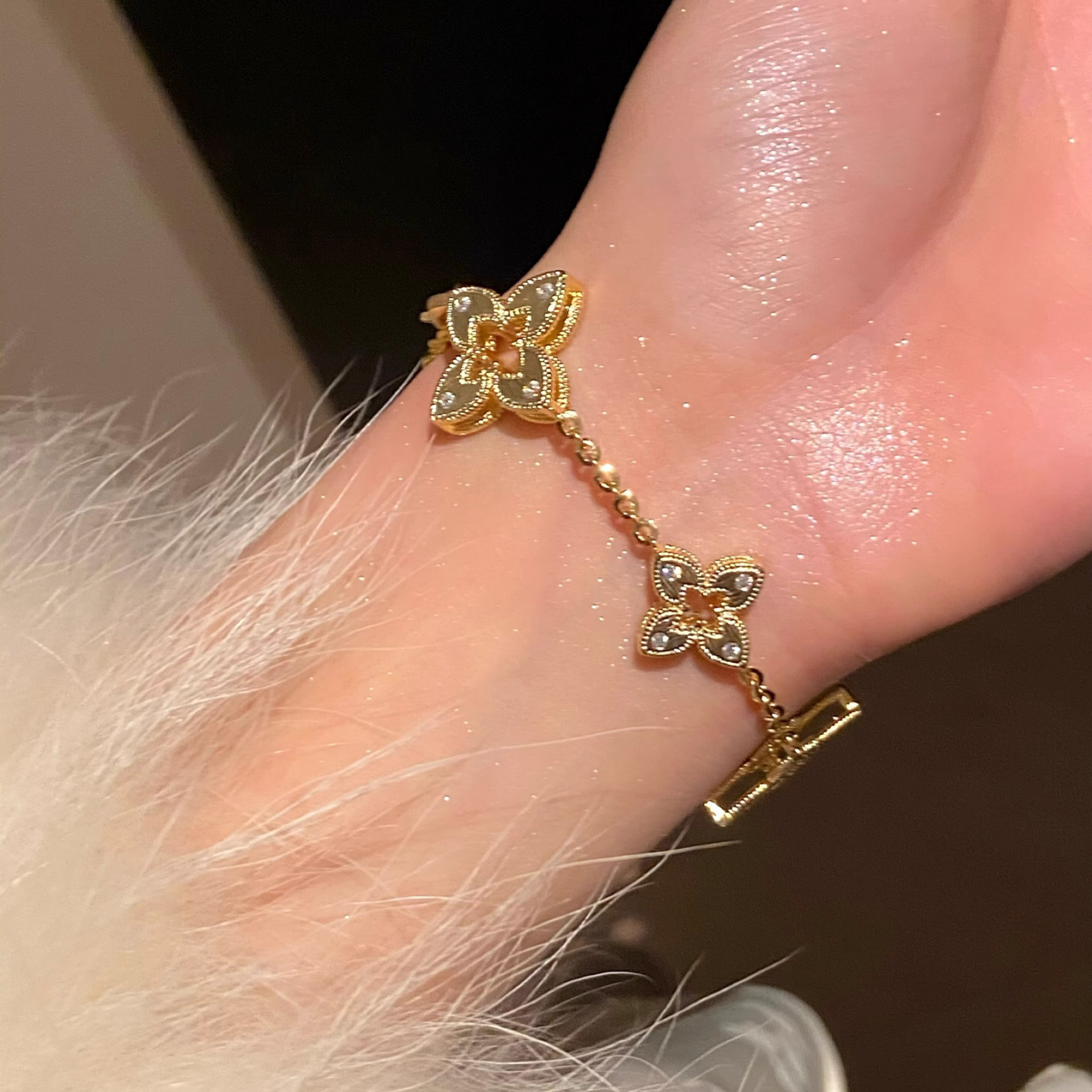 Designer Necklace Gold plated Zirconium Rhombic Hollow Striped Flower Necklace Pointed edge High end Collar Style Classical Light and Luxurious Jewelr - view 9
