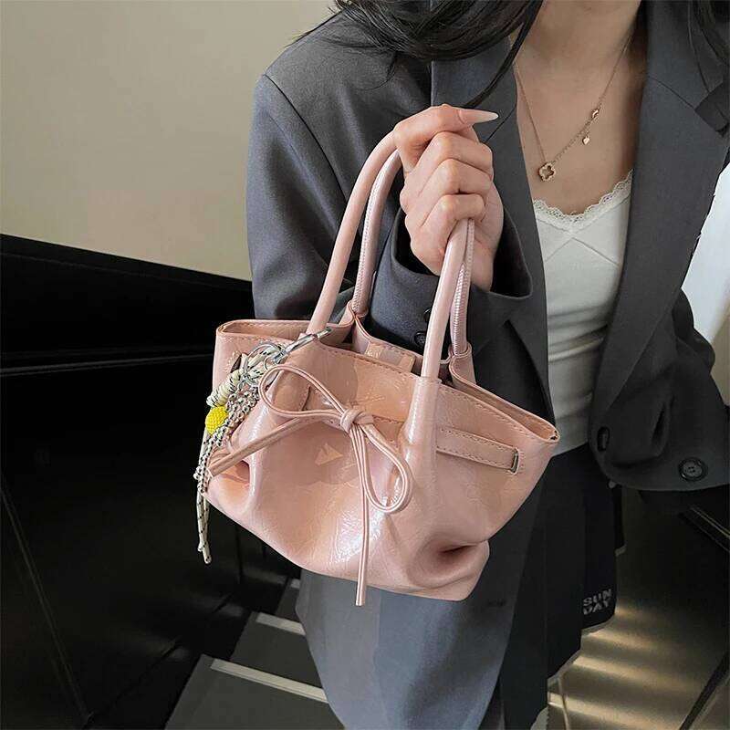Summer Portable Basket Women 2025 Designer Bow Shoulder Messenger Lipstick Bag Storage Wing Shape Wallet With Pendant Y260205