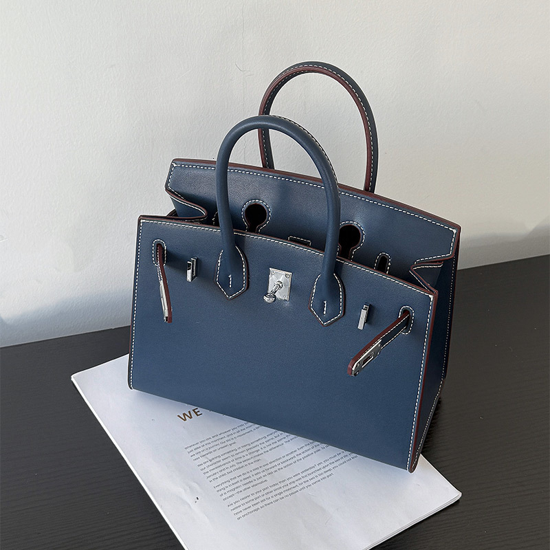 Designer, Luxury Versatile Platinum Bag for Women, All-Season Universal, Light Luxury Handbag, Fashionable Versatile Crossbody, Large Capacity, High-End Feel