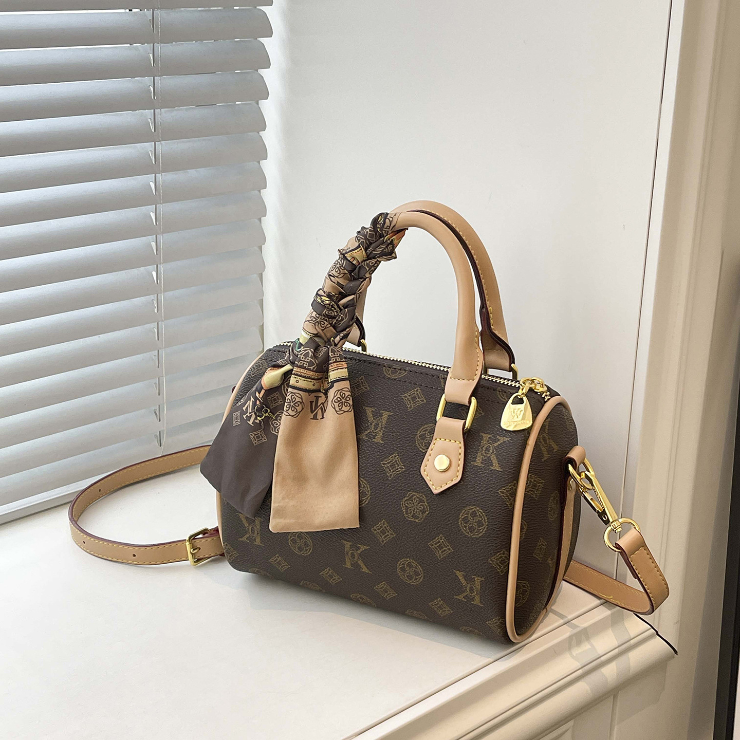 LUYIWEINASI Premium sense portable pillow bag women's 2025 new retro printed women's cylinder bag shoulder bag oblique span bag tide