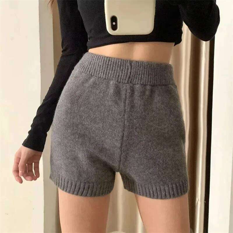 2026 Autumn and Winter New Design Knitted Versatile Knitting for Women Loose Wide-leg Casual Mini Shorts Female H260206