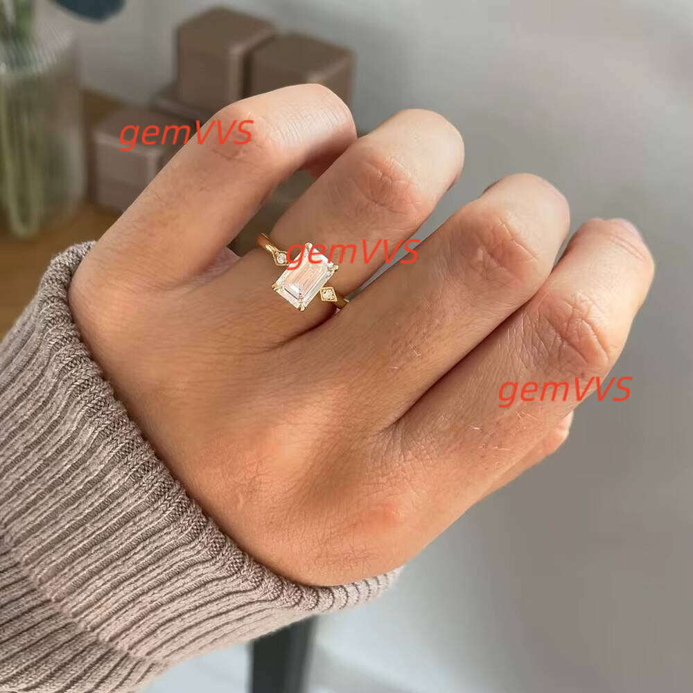 Luxury Emerald Cut Moissanite Ring Gold Platinum Silver Setting Vintage Side Stone Engagement Jewelry Factory Price