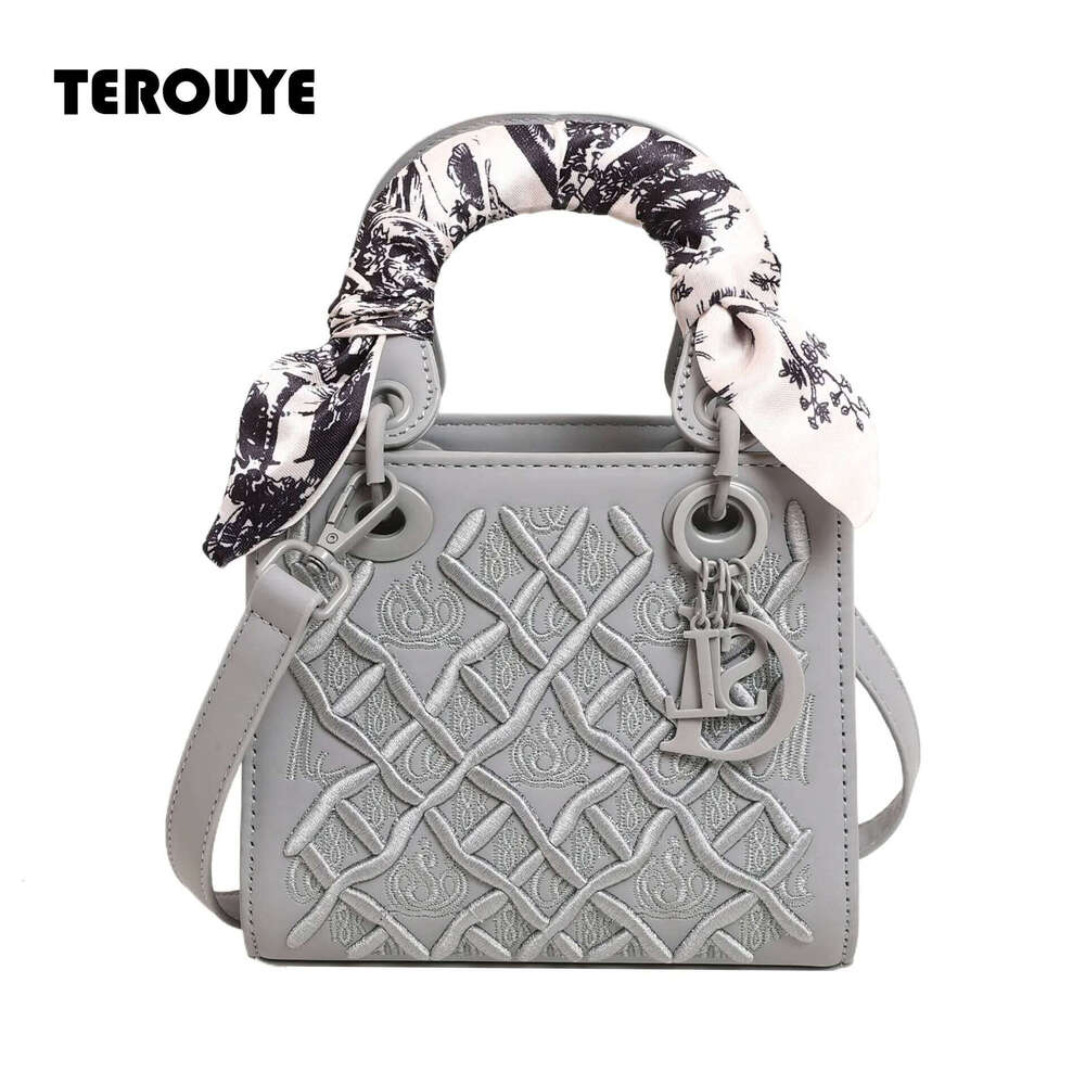 Guofeng Heavy Industry Embroidered Handheld Princess Diana Bag For Women High-End Light Luxury Crossbody Bag New Style TEROUYE