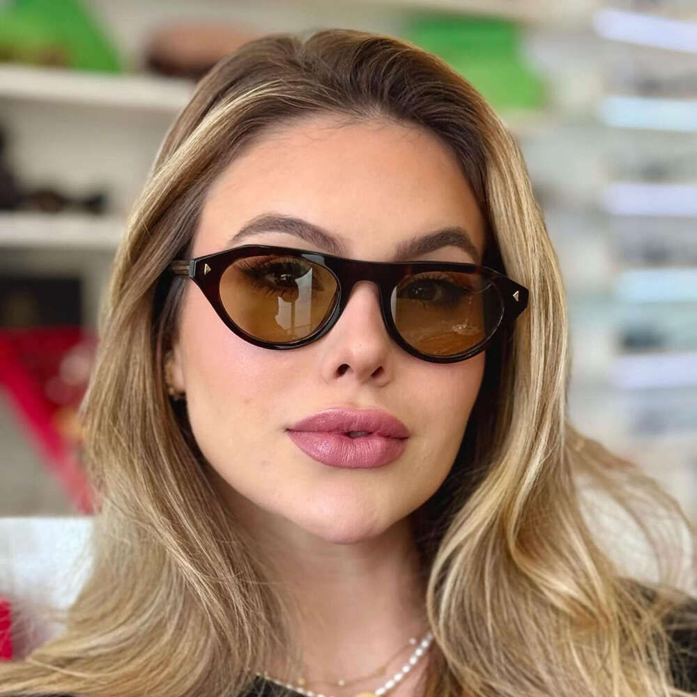 Vintage Cat-Eye Sunglasses for Women Classic Tortoise & Black Frame with Brown Gradient Lens, UV400 Protection & Fashionable Design for Street Style &