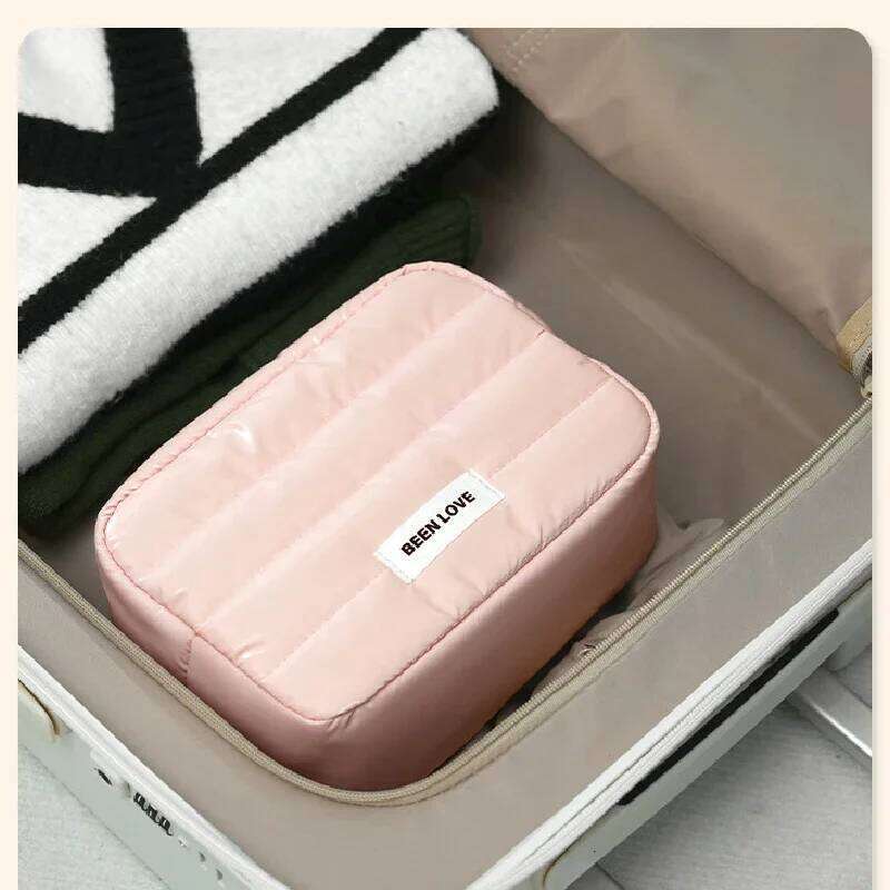 Portable High Capacity Makeup Elegant Down Storage Pouch Handheld Cosmetic Bag Durable Organizer for Travel Y260206
