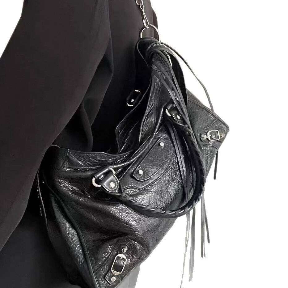 2026 New Sweet and Cool Spice Girl Shoulder Versatile Underarm Rivet Locomotive Leather Large Capacity Tote Bag Y260205