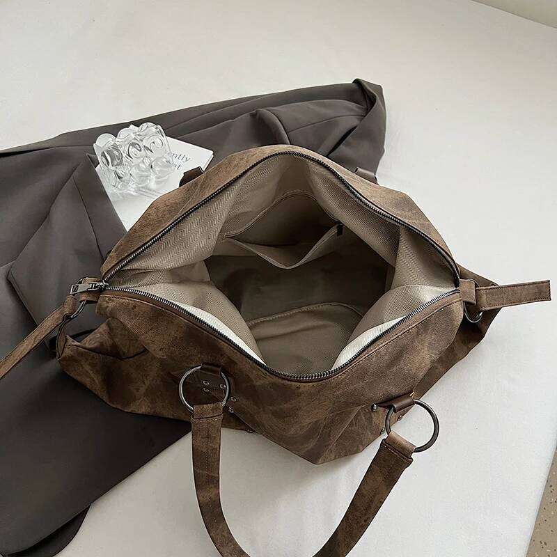 LEFTSIDE Rivets Large Capacity PU Leather Shoulder Bag for Women 2025 Winter Luxury Lady Punk Style Designer Tote Bags Handbags Y260205