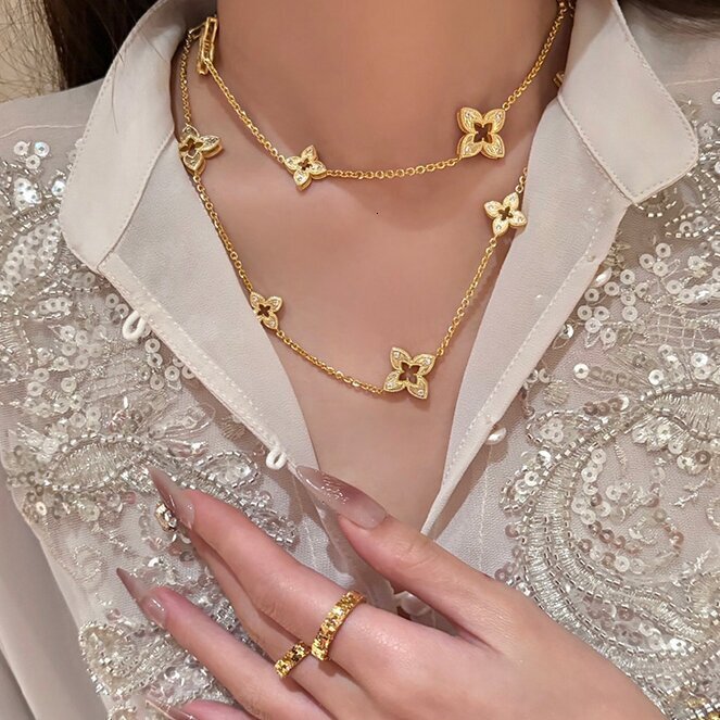 Designer Necklace Gold plated Zirconium Rhombic Hollow Striped Flower Necklace Pointed edge High end Collar Style Classical Light and Luxurious Jewelr