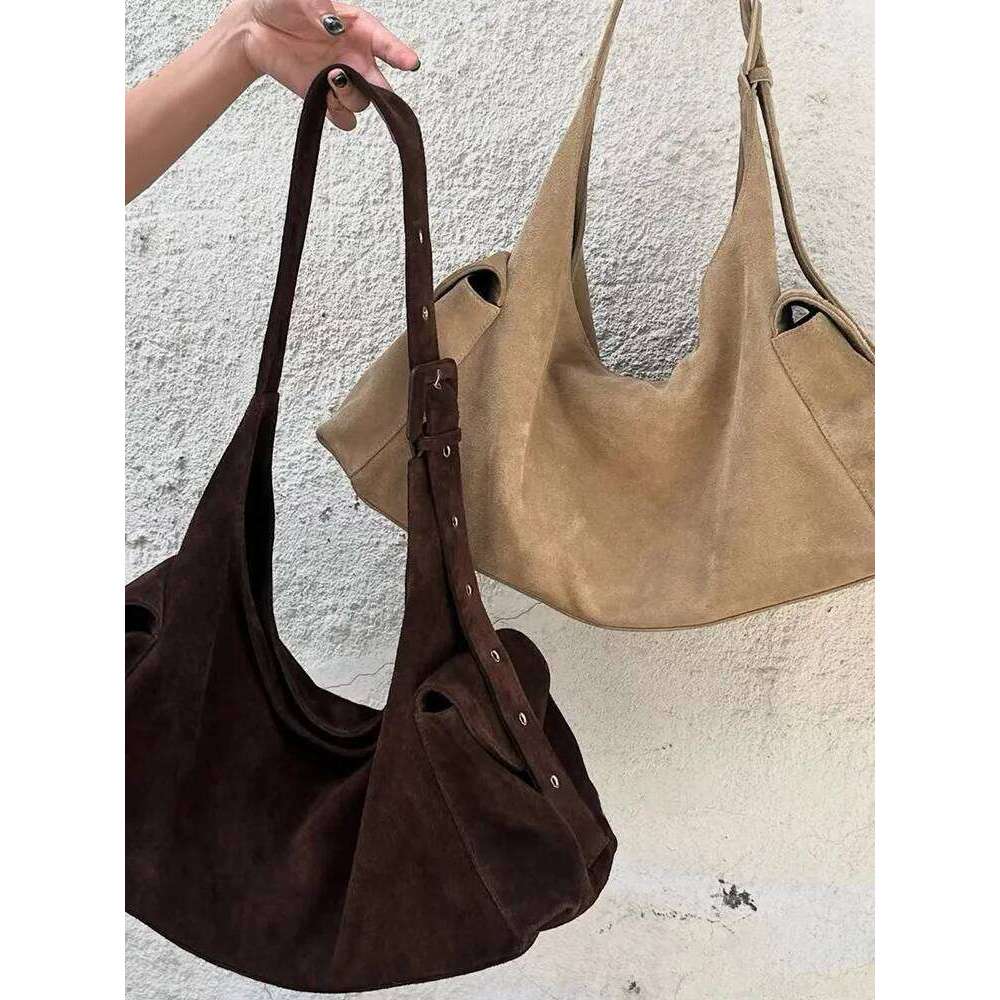 Faux Suede Hollow Rivet Shoulder Vintage Tote Handbag Women Retro Underarm Pouch Autumn Winter Large Capacity Top-Handle Bag Y260205