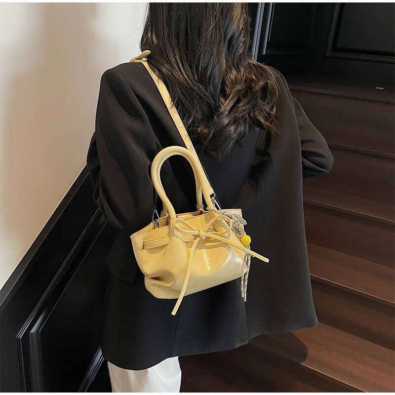 Summer Portable Basket Women 2025 Designer Bow Shoulder Messenger Lipstick Bag Storage Wing Shape Wallet With Pendant Y260205