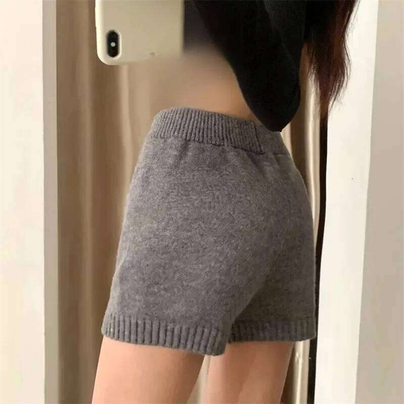 2026 Autumn and Winter New Design Knitted Versatile Knitting for Women Loose Wide-leg Casual Mini Shorts Female H260206