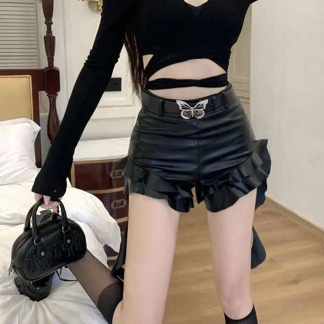 Hot Girl Design Sense Fashionable Overseas Pants 2024 PU Leather Shorts Women for Autumn and Winter Belt Black XJ260206
