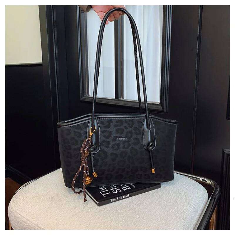 High-End Women's Messenger Bag Crafted From Faux Leather Boasting Paris Casual Vintage Spacious Daily Style Y260205