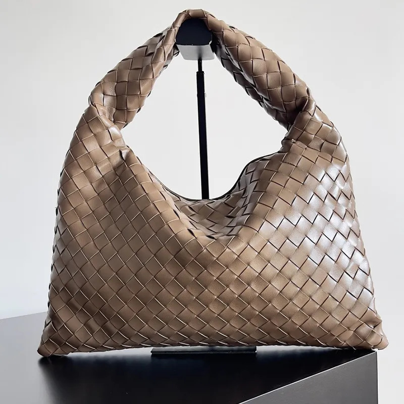 Designer Tote bag Pinecone Large hop shoulder Bags Intrecciato Woven Calfskin Leather Internal Zippered Pocket Flap Closure Secured for Women purse 6
