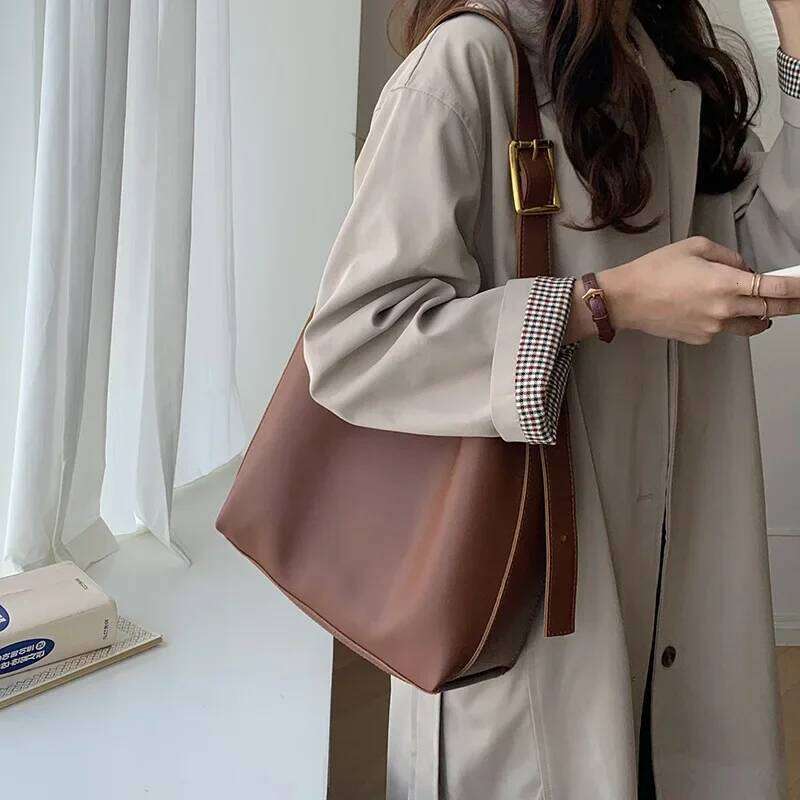 Versatile Large Capacity Tote for Women's New Lazy Style Mother and Child Water Bucket Bag Retro Brown One Shoulder Crossbod Y260205