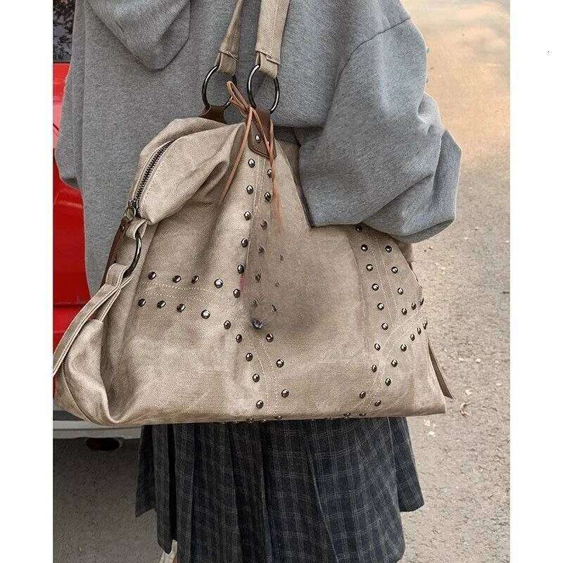 Streetwear Punk Y2k Bags Chic Vintage Commuter Single Shoulder Women 2025 New Rivet Tote Bag Large Capacity Travel Handbag Y260205