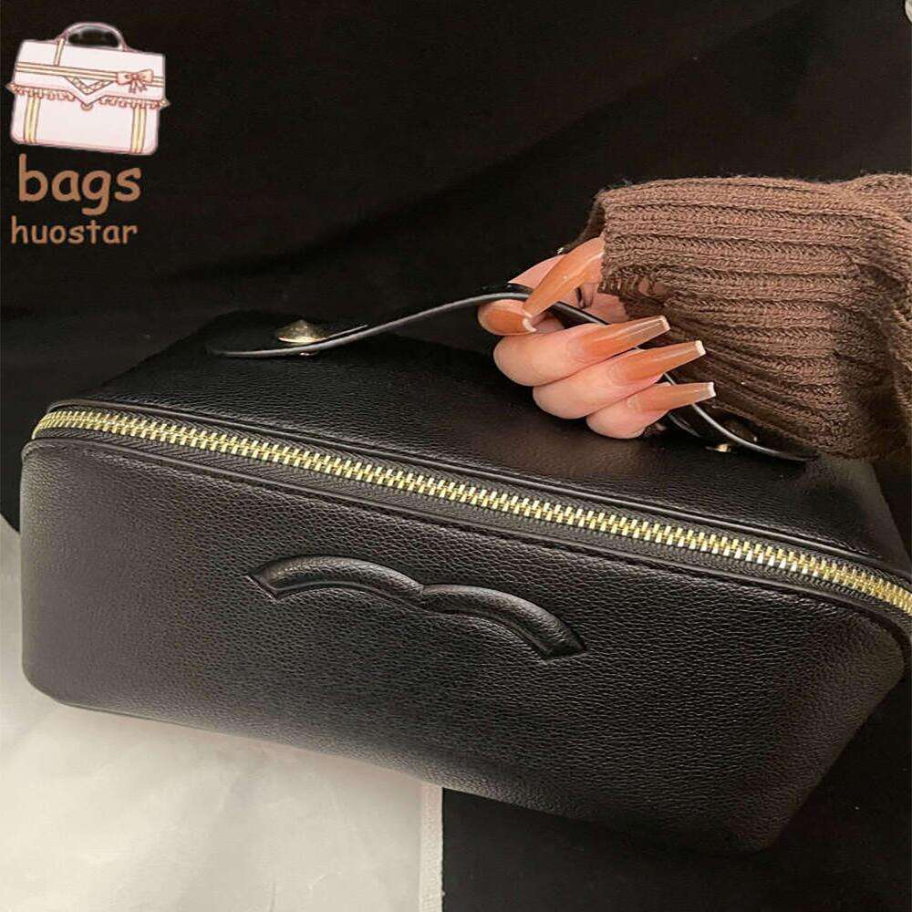 Designer Large Capacity Cosmetic Bags Women's Toiletries Portable storage makeup bags Travel make up bags Separate makeup bags from wet and dry