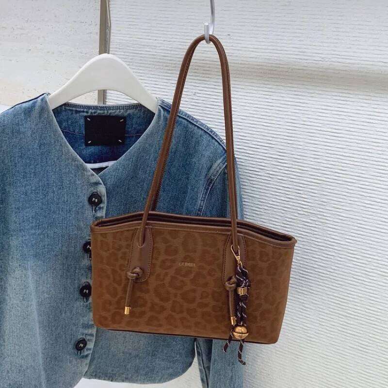 High-End Women's Messenger Bag Crafted From Faux Leather Boasting Paris Casual Vintage Spacious Daily Style Y260205