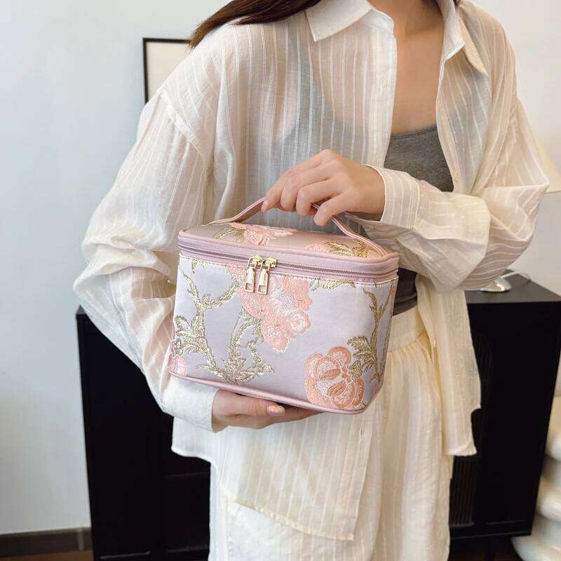 New Chinese Style Embroidered Bag for Women Portable Large Capacity Handbags Nylon Waterproof Travel Makeup Storage Pack Y260206
