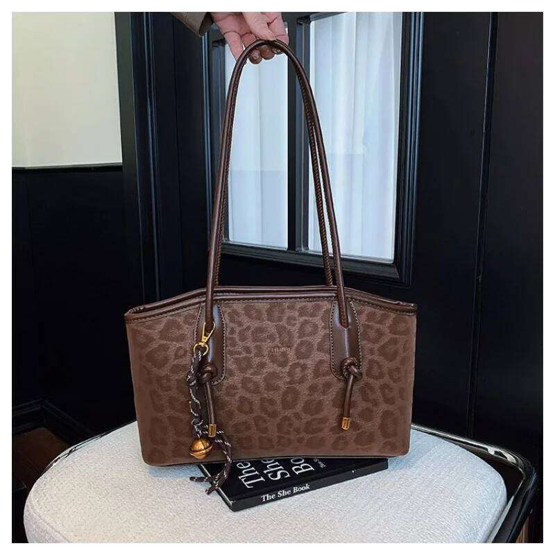 High-End Women's Messenger Bag Crafted From Faux Leather Boasting Paris Casual Vintage Spacious Daily Style Y260205