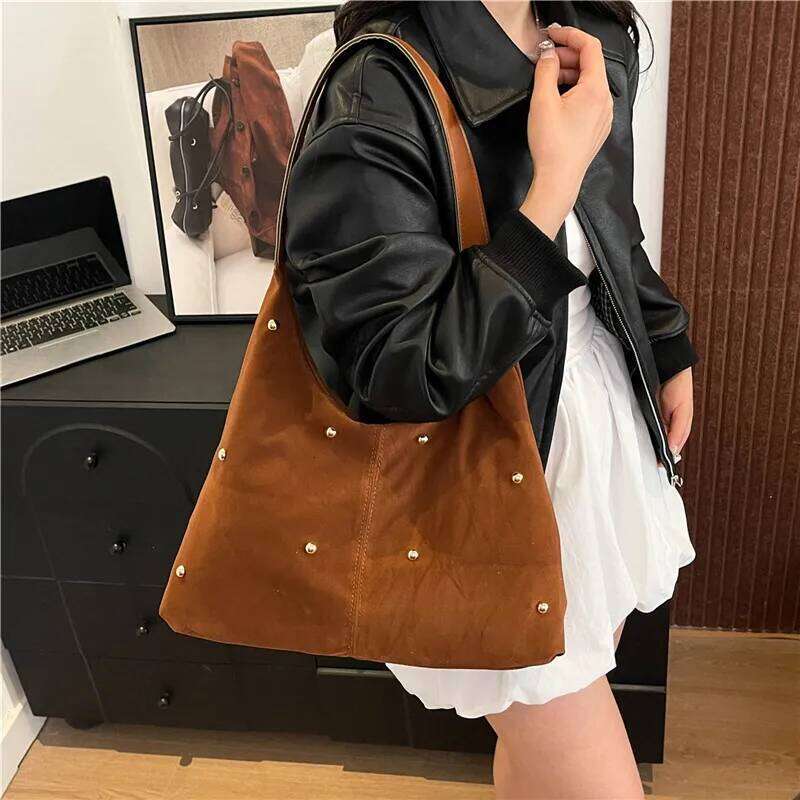 Simple Thread Design Women Faux Suede Shoulder Bags Rivet Large Capacity Ladies Handbags Commuter Female Underarm Tote Bag Y260205