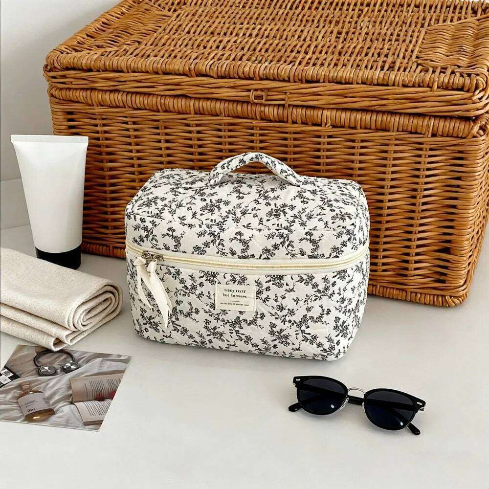 Large Capacity Gifts for Women Women's Bag For Travel Cosmetic Pouch Makeup and Cosmetics Organizer Y260206