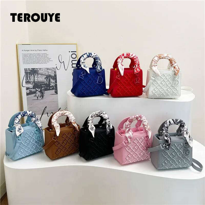 Guofeng Heavy Industry Embroidered Handheld Princess Diana Bag For Women High-End Light Luxury Crossbody Bag New Style TEROUYE