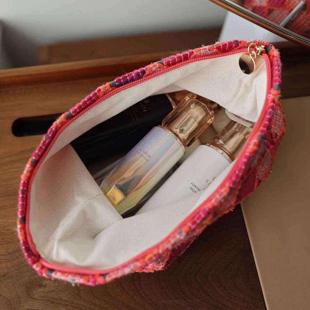 Red diamond grid fashionable large-capacity zipper cosmetic birthday New Year gift female storage travel toilet bag Y260206