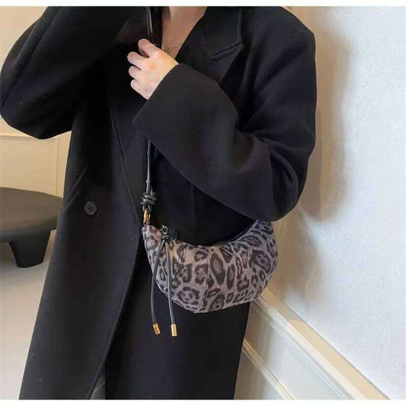 Velvet Material Zipper High Quality Shoulder Leopard Print Simple Fashionable Crossbody Bag Soft Western Style Handbag Y260205