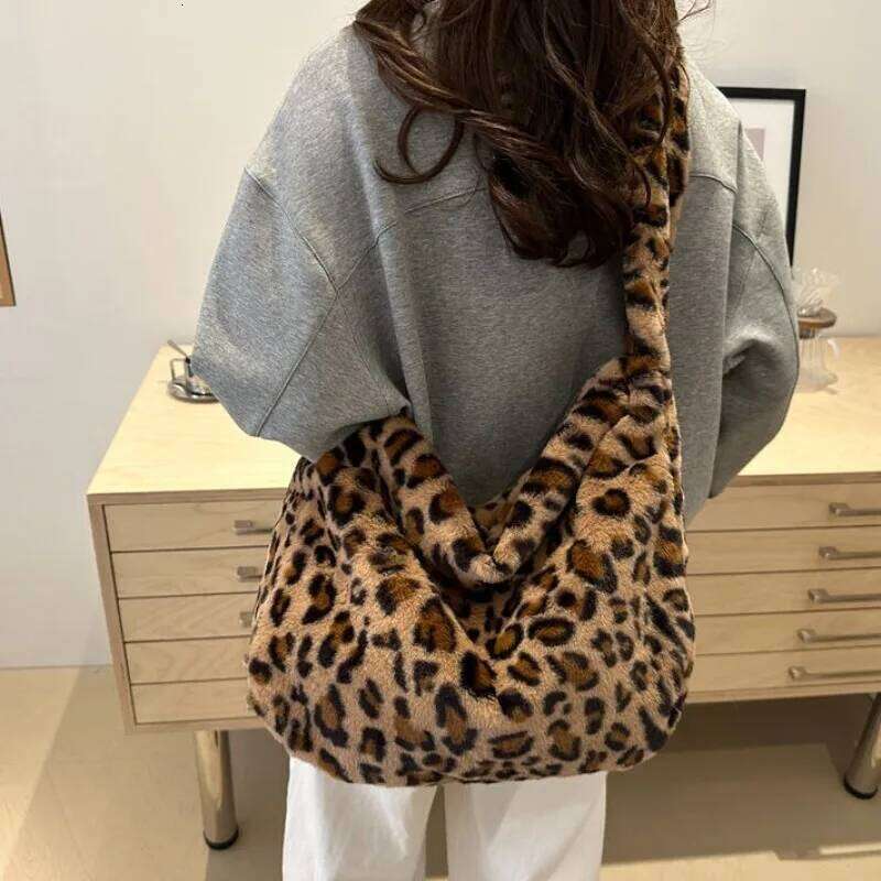 Women's Plush Leopard Love Heart Pattern Underarm Shoulder Bag Autumn Winter Ladies Large Capacity Shopper Tote Handbags XJ260129