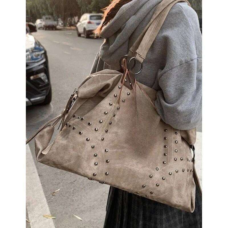 Streetwear Punk Y2k Bags Chic Vintage Commuter Single Shoulder Women 2025 New Rivet Tote Bag Large Capacity Travel Handbag Y260205
