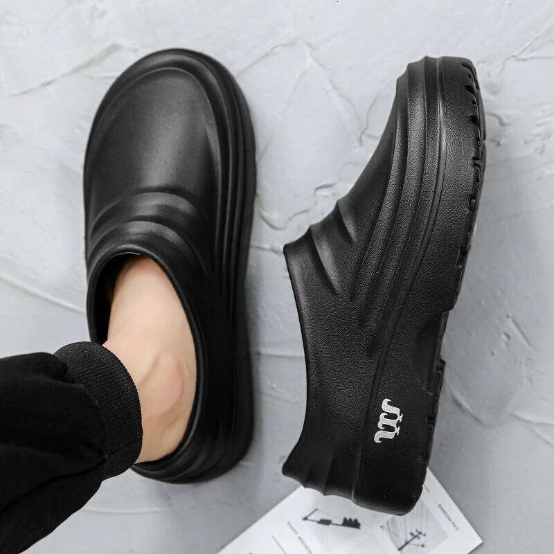 Men's Flip Flops Flat Toe Caps for Beach Wear Fashionable High-quality Design Lightweight Non Slip Chef's Ins Hole Shoes