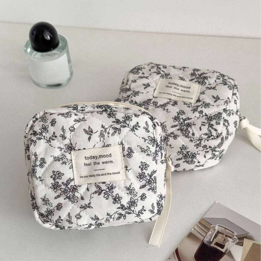 Kawaii Mini Makeup Bag Women Portable Cosmetic Purse for Lipstick Earphone Data Cable Storage Y260206