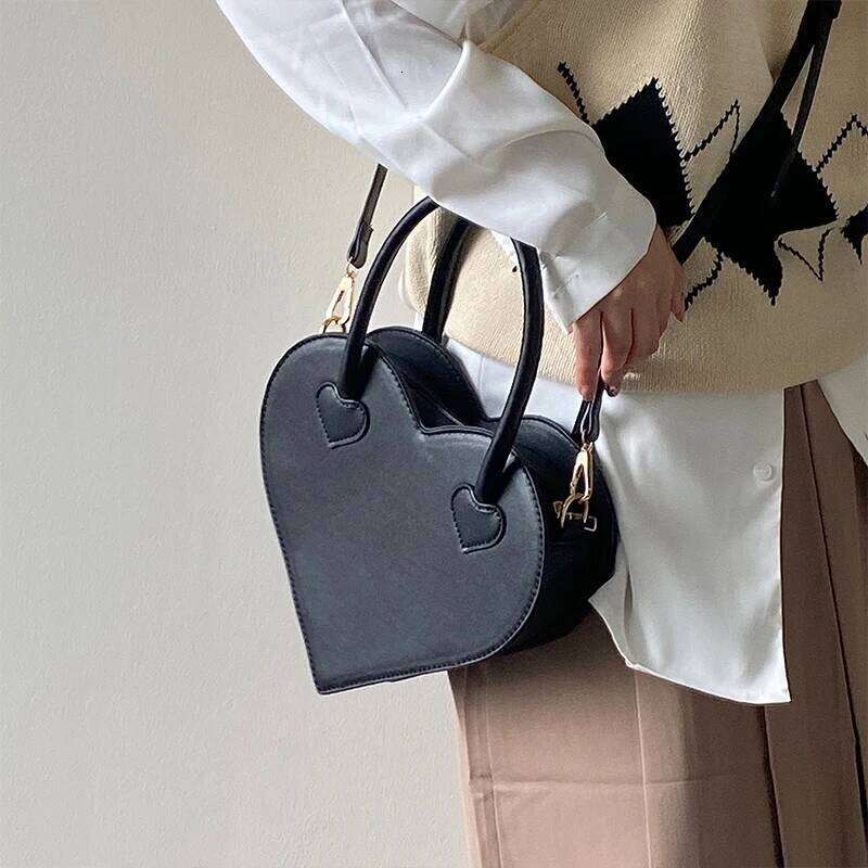 Fashion Design Women's Shoulder Bag Vintage Cool Girls Love Heart Handbags Retro Female Black Small Tote Purse Messenger Bags Y260205